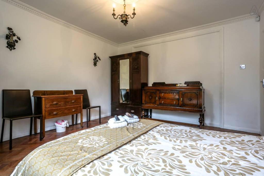 Oyo Guest House Ellipse Whetstone Екстериор снимка
