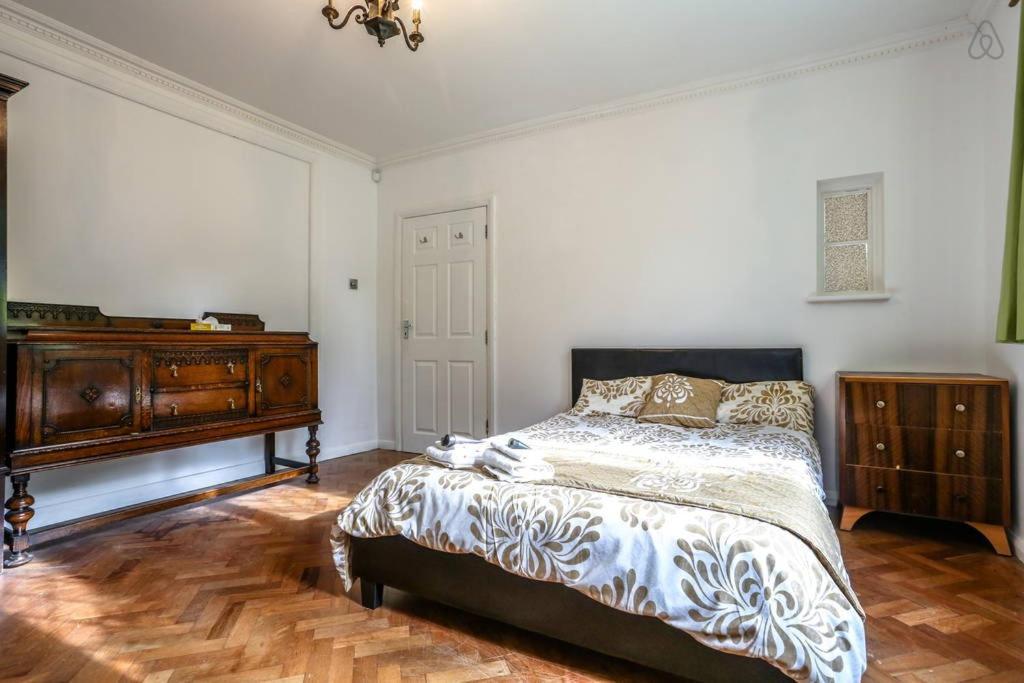 Oyo Guest House Ellipse Whetstone Екстериор снимка