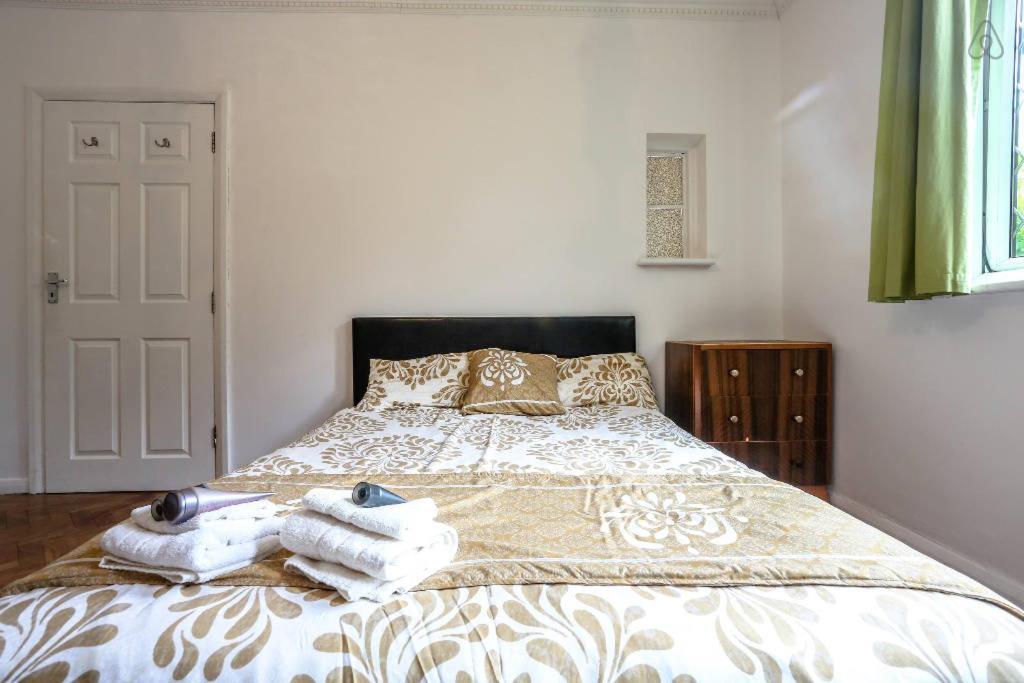 Oyo Guest House Ellipse Whetstone Екстериор снимка