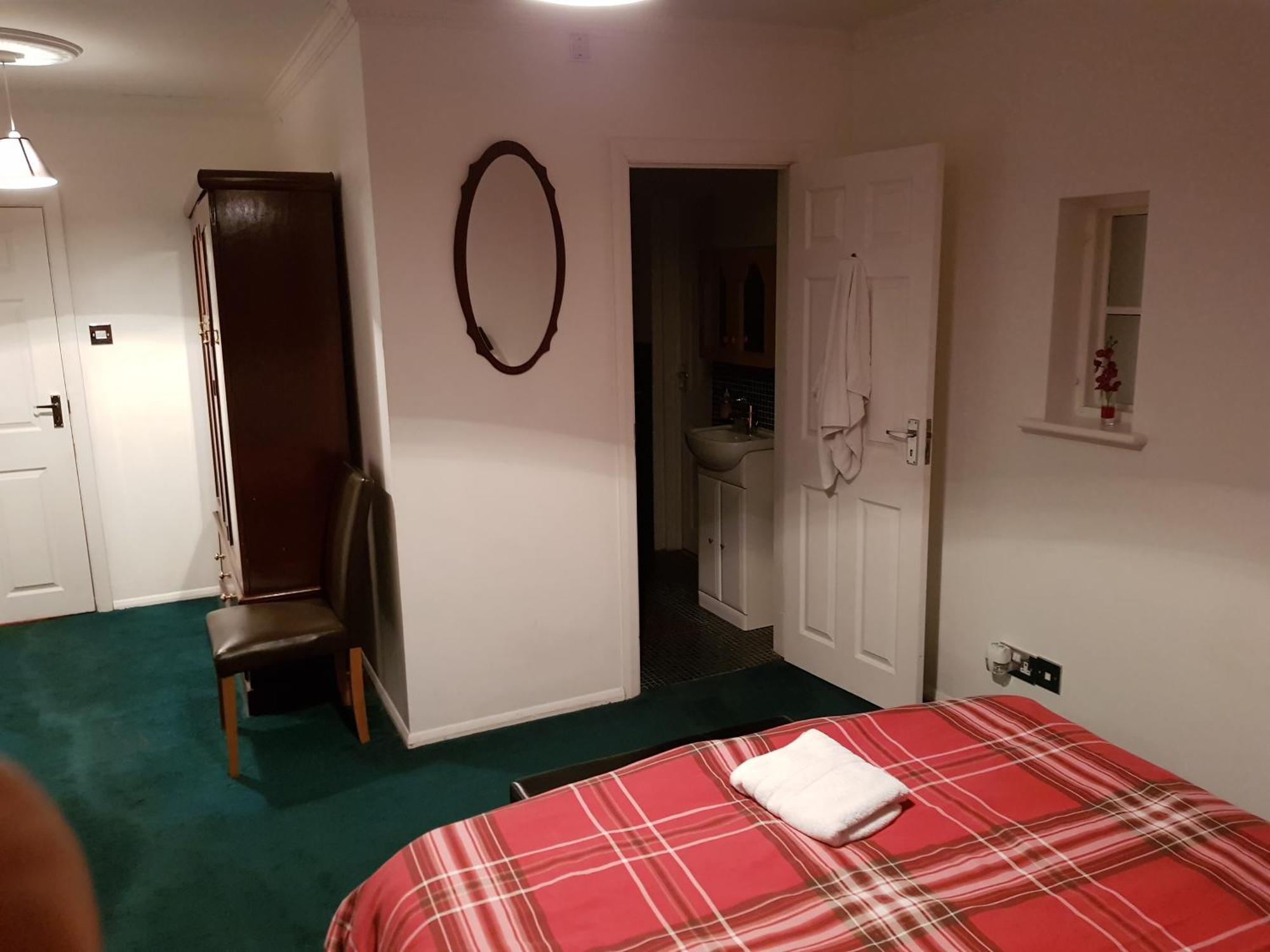 Oyo Guest House Ellipse Whetstone Екстериор снимка