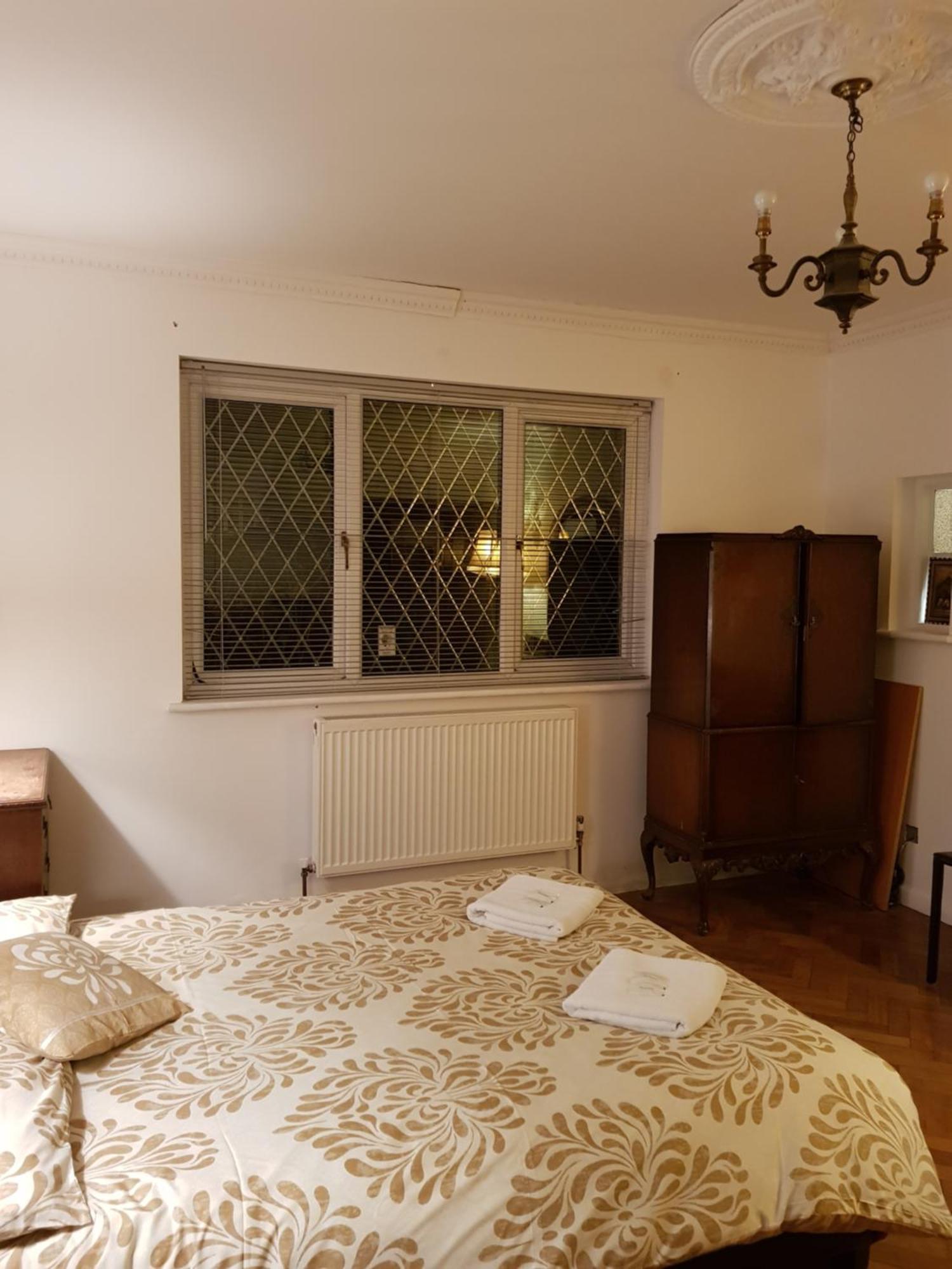 Oyo Guest House Ellipse Whetstone Екстериор снимка