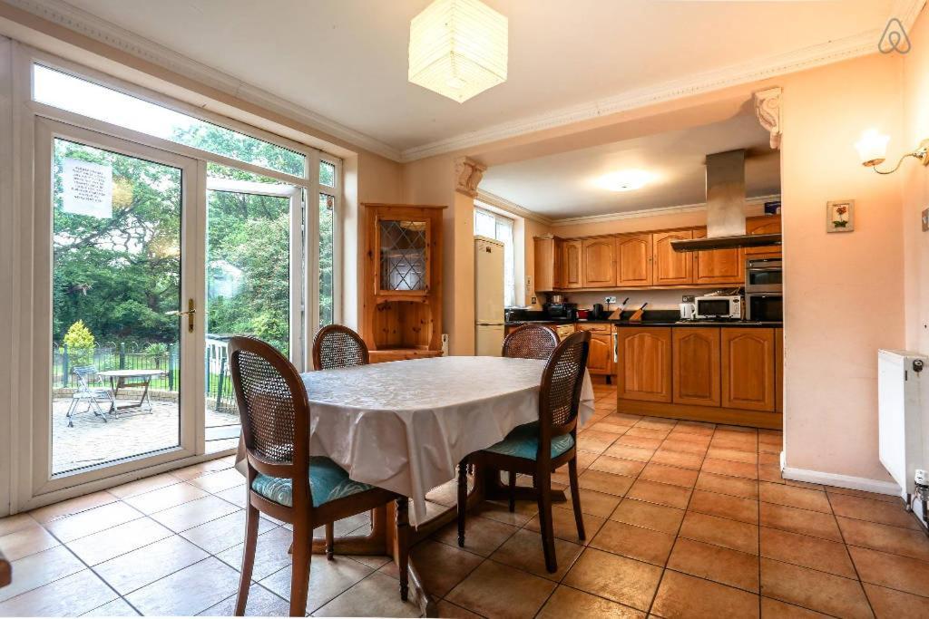 Oyo Guest House Ellipse Whetstone Екстериор снимка