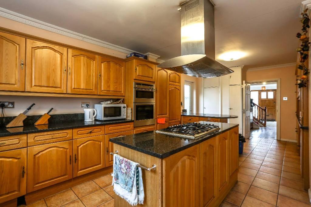Oyo Guest House Ellipse Whetstone Екстериор снимка